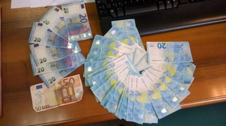 Shopping in tutta la regione con banconote false, arrestata
