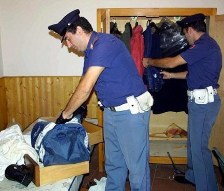Hashish, munizioni e soldi falsi in casa, denunciata 80enne