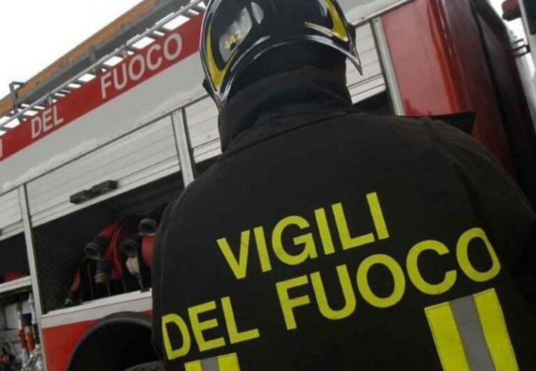 In fiamme auto di dirigente scolastica, solidarietà del M5S