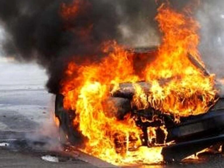 auto in fiamme