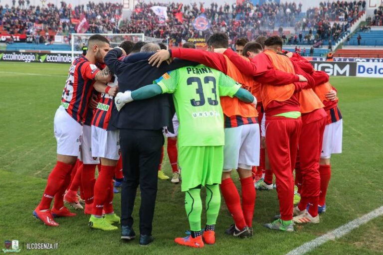 Calcio, il Cosenza c’è. La squadra in campo, il dietro le quinte del tifo e chi urla in Tribuna vip.