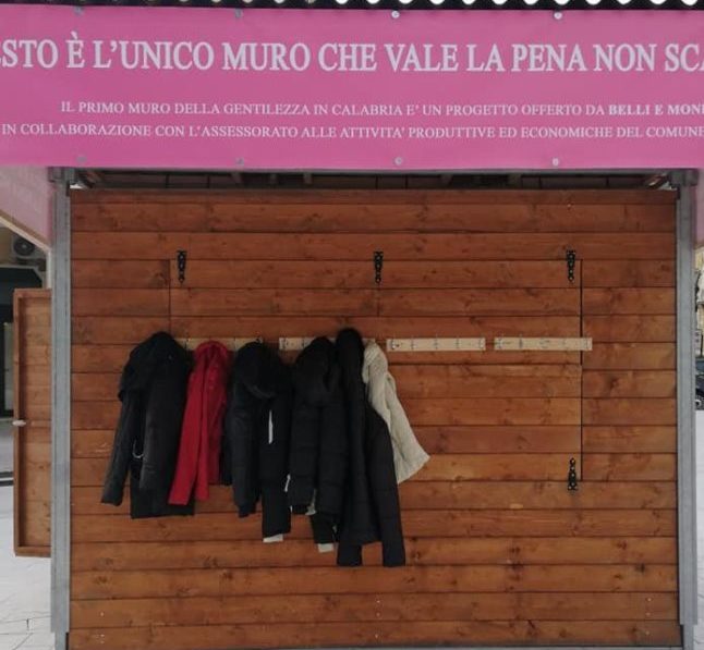 A Cosenza, il “muro della gentilezza” su cui lasciare indumenti per i più bisognosi