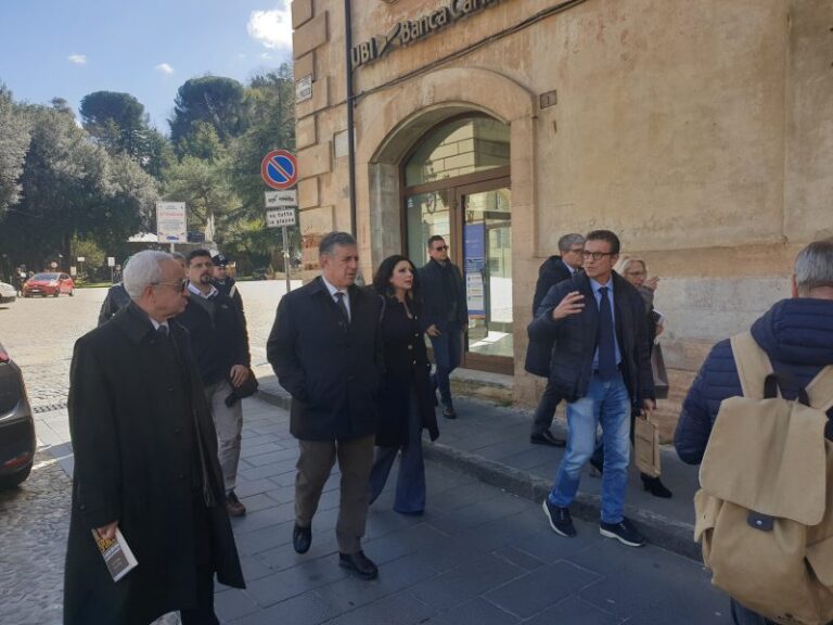 Il magistrato Di Matteo in giro nel centro storico di Cosenza