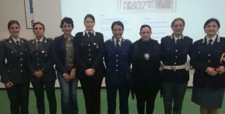 donne in uniforme