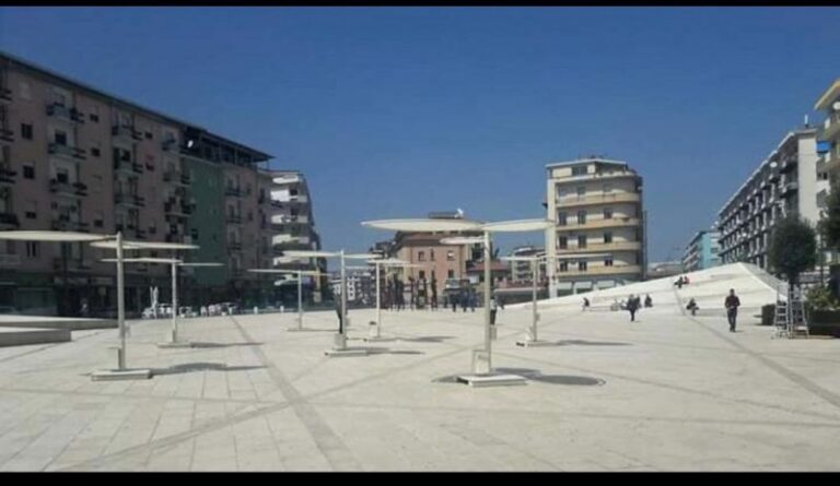 Piazza Bilotti strutture abbandonate