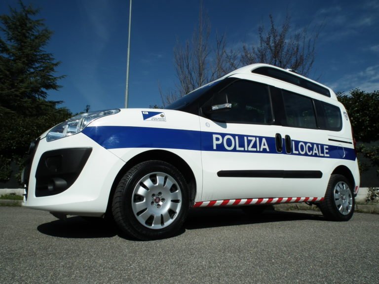 Pizzo auto polizia locale sequestrata