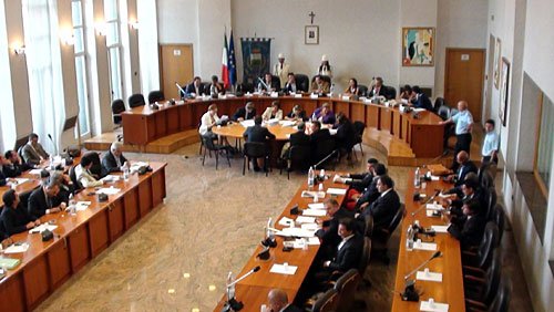 Cosenza minoranza in consiglio abbandona aula