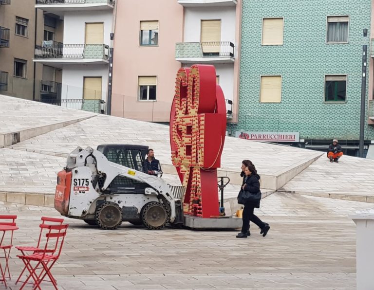 istallazione artistica cuore piazza
