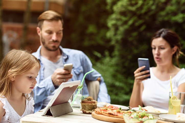 Influenza e conseguenze di social e internet nei rapporti familiari