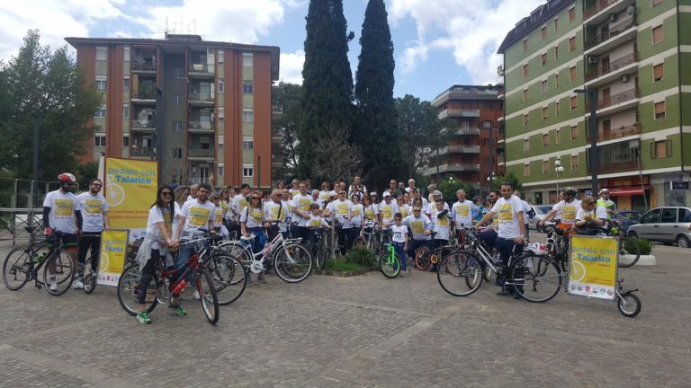 candidato Talarico pedala con i popri elettori