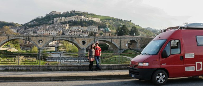Anna Luciani e Simone Chiesa nella puntata di Voglio vivere in Italia dedicata a Cosenza