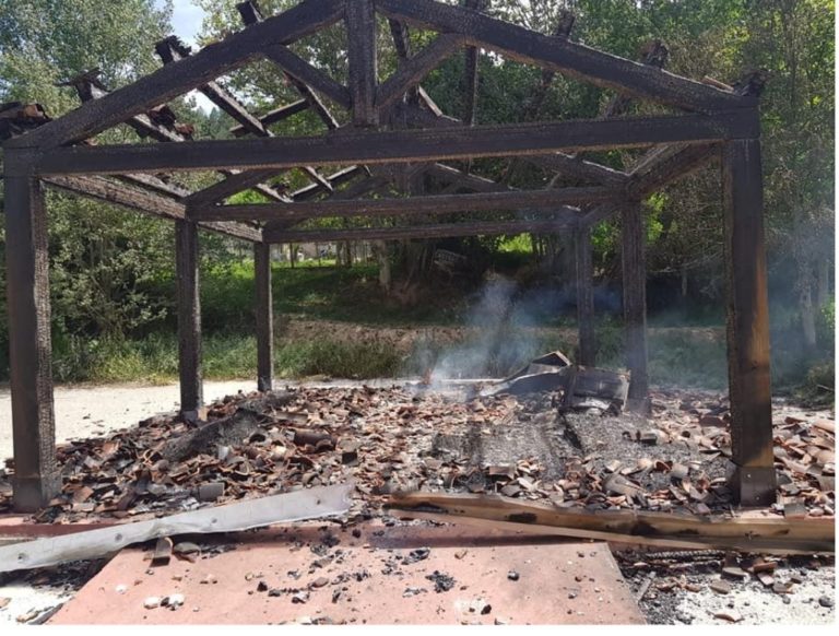 Incendiata l’isola ecologica di Lorica