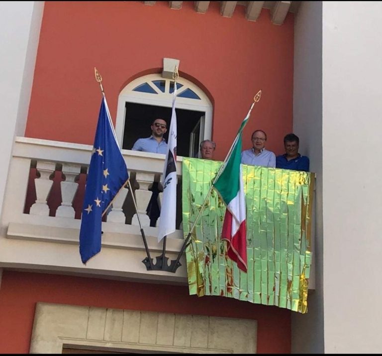 Una coperta termica dal balcone della Casa comunale, Aiello Calabro aderisce a #IoAccolgo