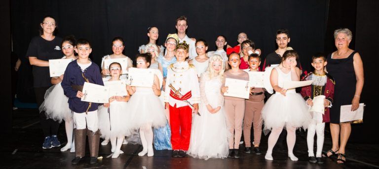 Crotone "il lago dei cigni" interpretato dai ragazzi dell'A.T.R."Athena"