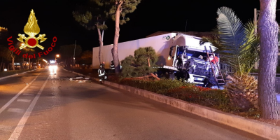 Paura nella notte a Santa Maria del Cedro, Tir finisce fuori strada