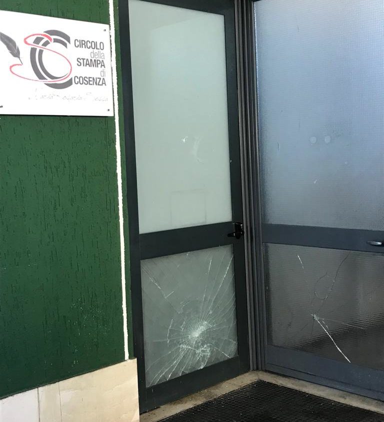 Preso di mira il “Circolo della stampa” di Cosenza: forzata l’entrata della sede di Vaglio Lise (photogallery)