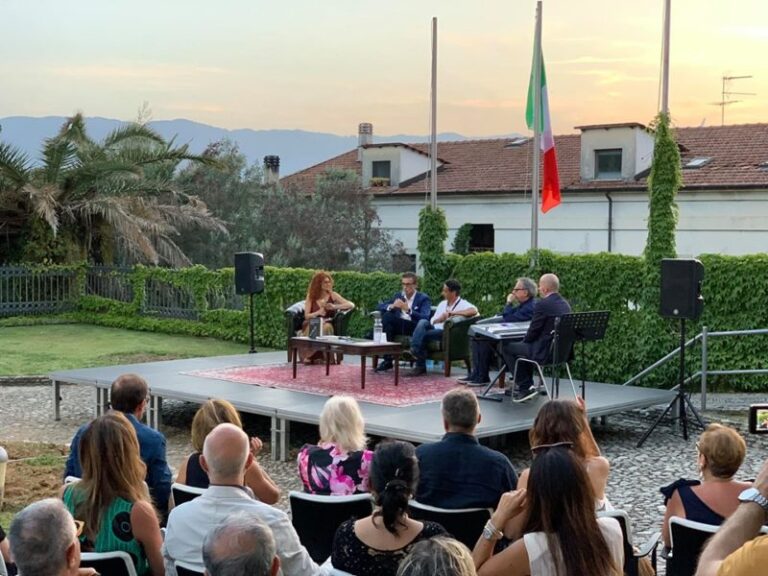 Presentato il libro “Muori cornuto”. Successo per Badolati e Mazzotta a Villa Rendano
