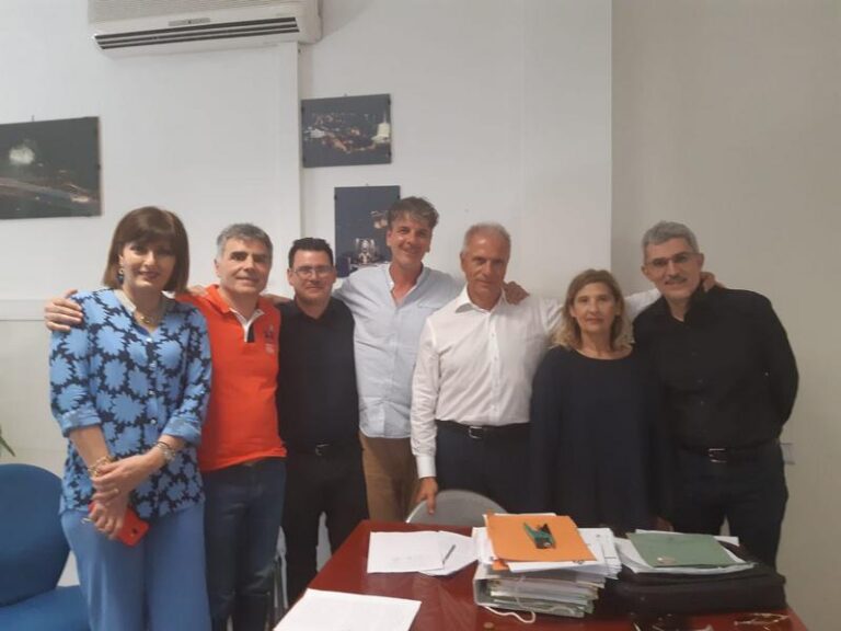 Firmano il contratto sei nuovi dirigenti. Gli auguri di buon lavoro del sindaco Mario Occhiuto