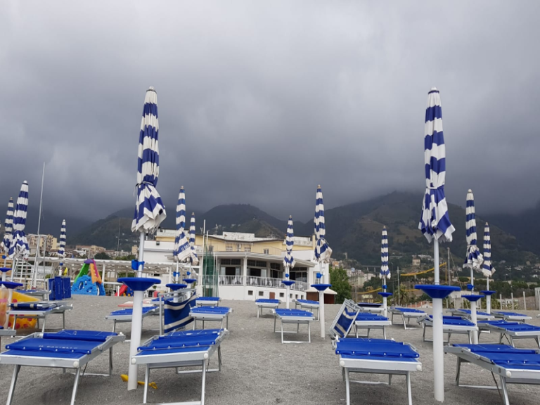 Maltempo in Calabria, ombrelloni chiusi ed ombrelli aperti