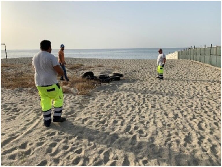 Catanzaro, complice il maltempo si provvede alla bonifica delle spiagge