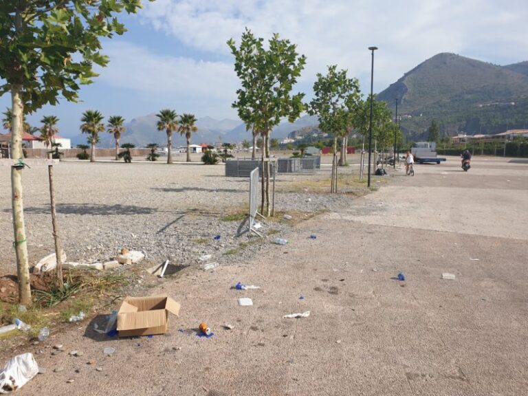 Jovabeachparty, il giorno dopo! Ecco come si presenta Praia, dopo il concertone-evento di Lorenzo (photogallery)