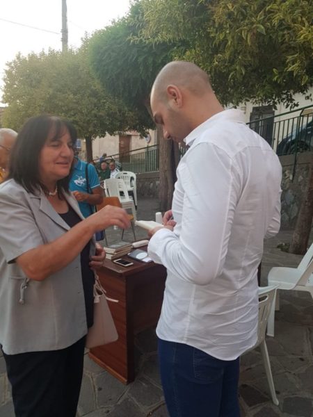 il giornalista Antonio Sergi mentre firma copie del suo libro