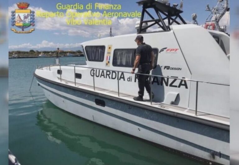 Barca incagliata nel Canale degli Stombi soccorsa dalla Finanza
