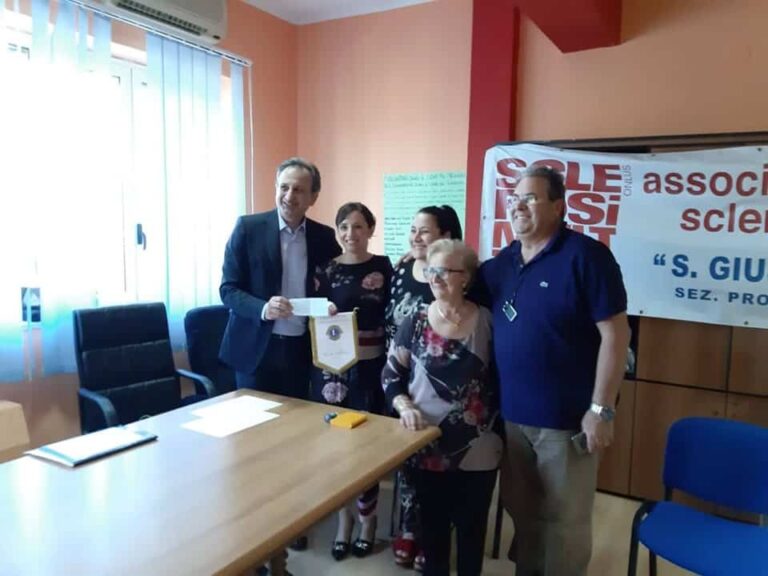 L’Aism ringrazia con una targa il Lions Club CS-Castello Svevo per il sostegno concreto