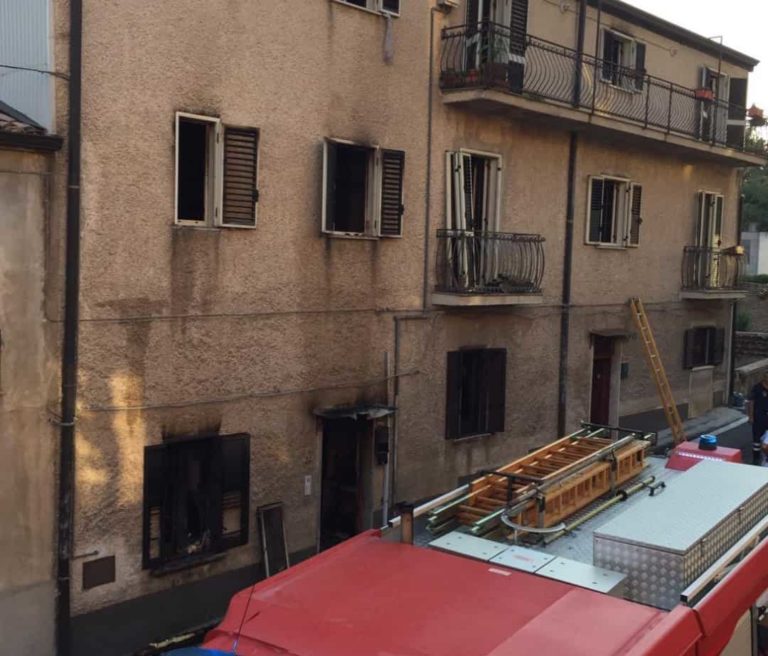 Incendio a Bisignano, intervengono i Vigili del Fuoco