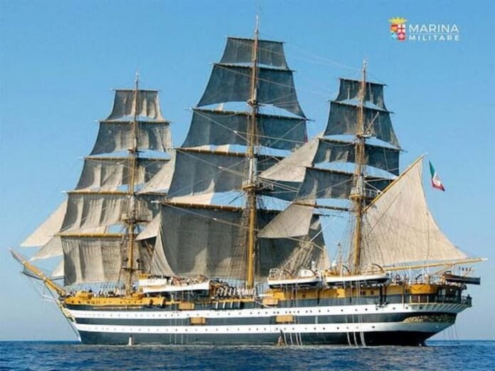 La nave militare Amerigo Vespucci