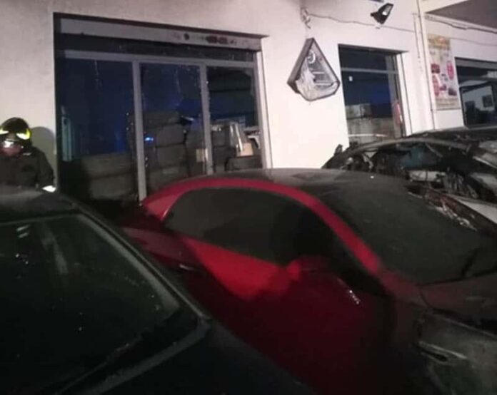 ncendio distrugge auto in piazzale concessionaria a Castrovillari