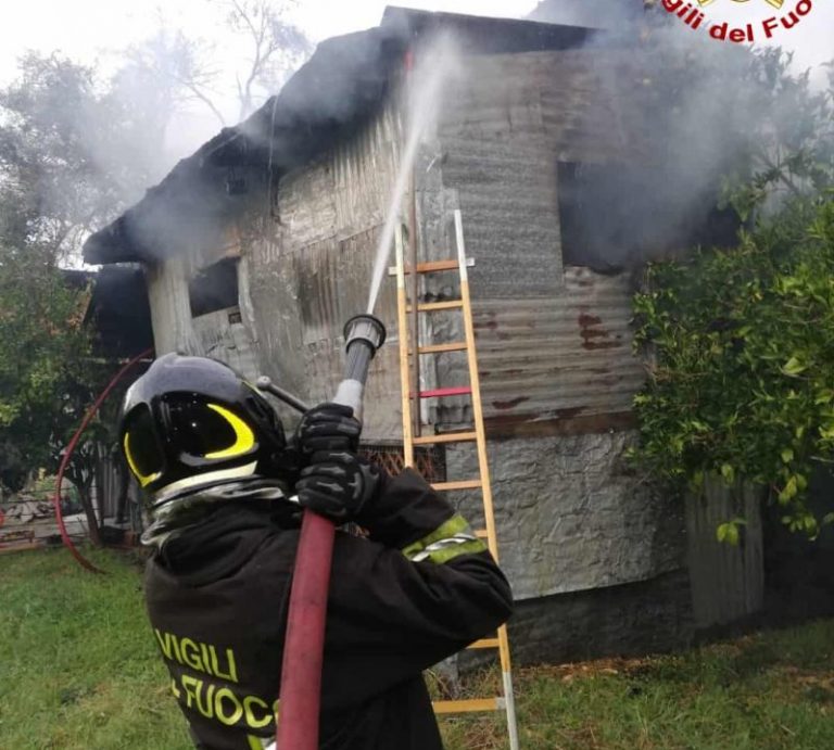 Baracca di Gergeri incendiata, intervengono i Vigili del fuoco