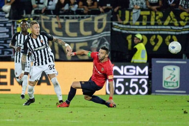 Serie B, Cosenza beffato sul finale, Scamacca regala la rimonta ai bianconeri