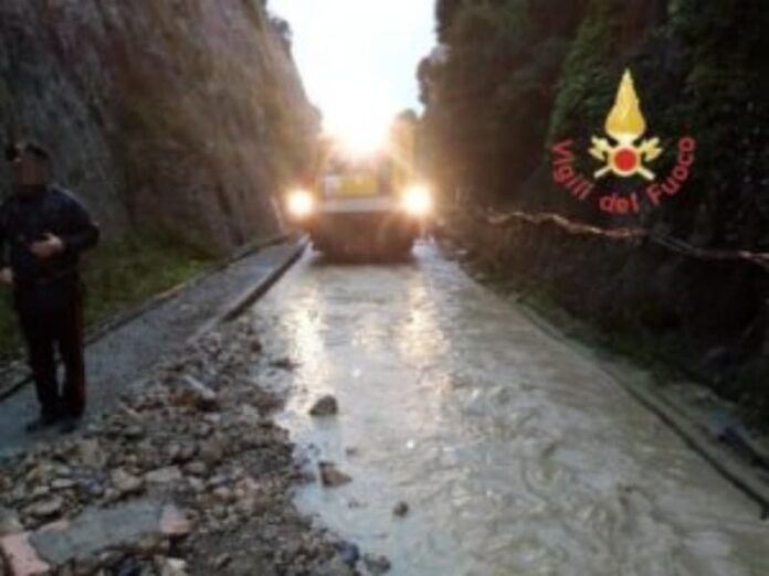 Treno bloccato senza luce