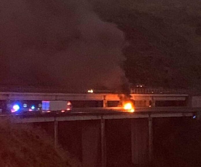 a2-auto in fiamme-autostrada