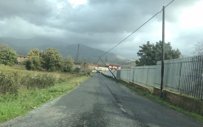 rende pali energia elettrica divelti dal maltempo