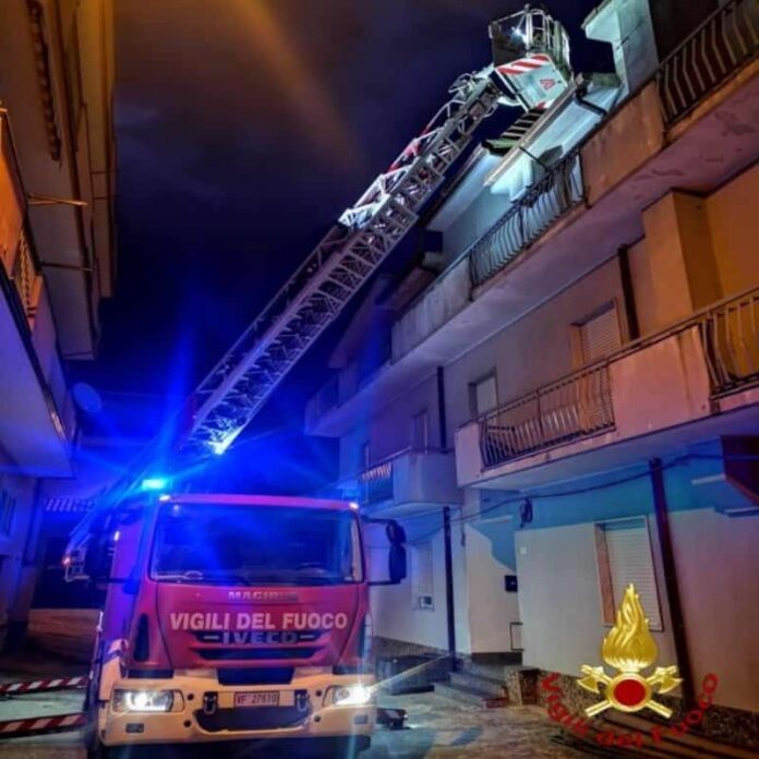 vento-crotone-vigili del fuoco-tetti