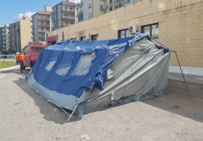 allestimento-tenda-triage-ospedale-crotone-lamezia