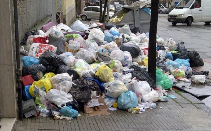 cosenza-rifiuti-sommersa-spazzatura