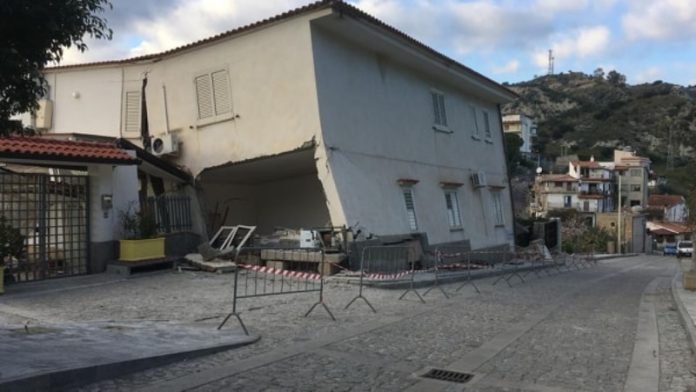 palazzina-crollo-roccella-jonica