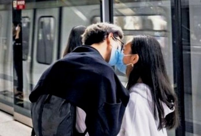 coronavirus-distanza-baci-abbracci-divieto