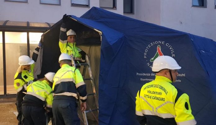 allestimento-tenda-pretriage-ospedale-puhliese-ciaccio-catanzaro