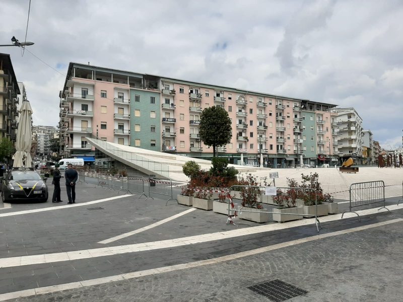 Piazza Bilotti "bloccata"