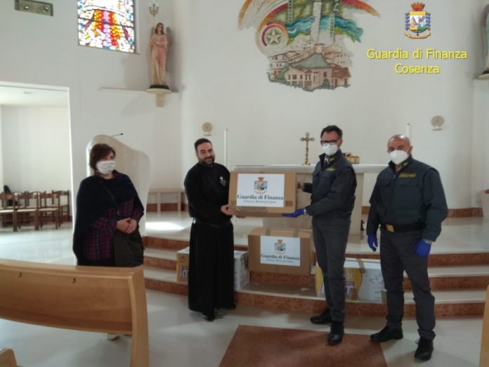 guardia di finanza dona abbigliamento bisognosi