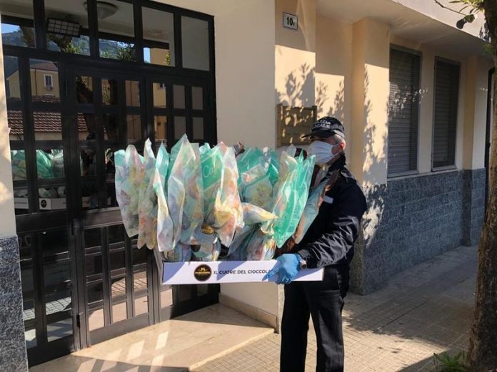 cosenza-polizia-municipale-dona-uova-pasqua-bambini