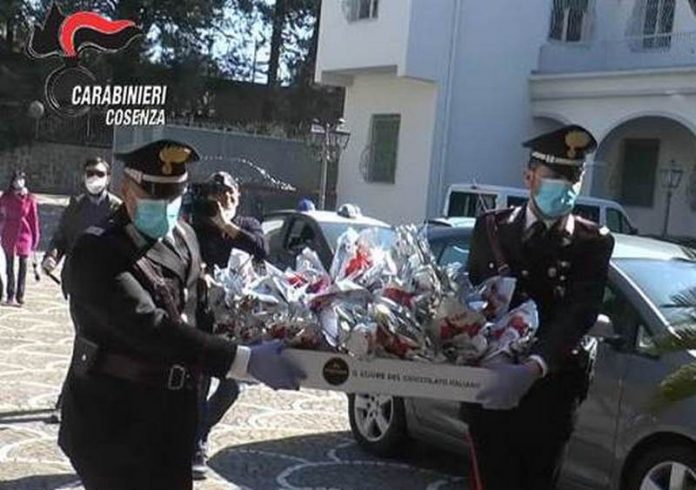 carabinieri-donano-uova-di-pasqua-bambini-provincia-cosenza