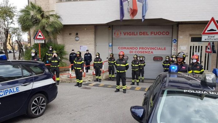 vigili-urbani-rendono-omaggio-ai-vigili-del-fuoco