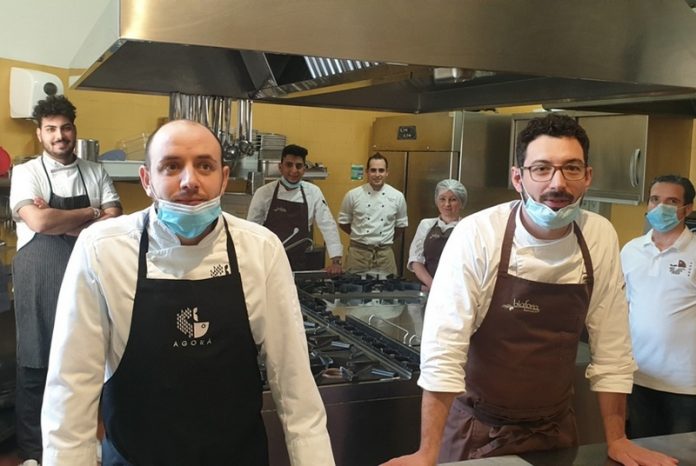 chef preparano pasti per famiglie calabresi