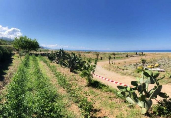 spiaggia occupata abusivamente