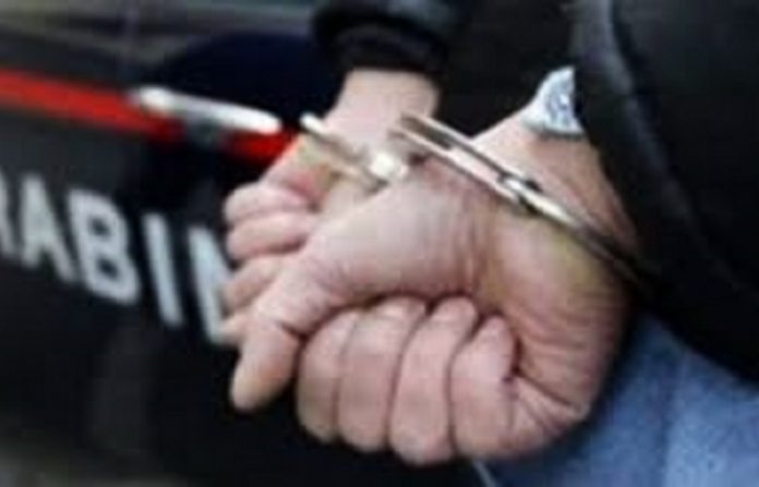 Droga: spacciatore e parrucchiere a domicilio, un arresto a Cosenza